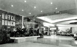 La moderna y lujosa entrada principal del Hotel Bamer, situado en la esquina de la avenida Juárez y Luis Moya, en una fotografía tomada poco después de su inauguración en 1953. Imagen: Col. Villasana-Torres